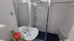 Dusche, Haartrockner, Bidet, Handtücher