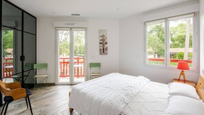 2 slaapkamers, een strijkplank/strijkijzer, reisbedje, gratis wifi