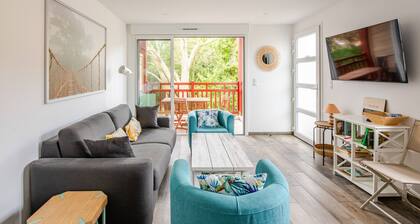 Apt 70m, walking distance to beaches, lake, restaurant, shops, large bedrooms for 4 to 6 people.