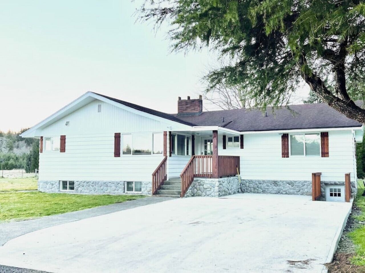 Riverside Farms- Farmhouse in Picturesque Valley