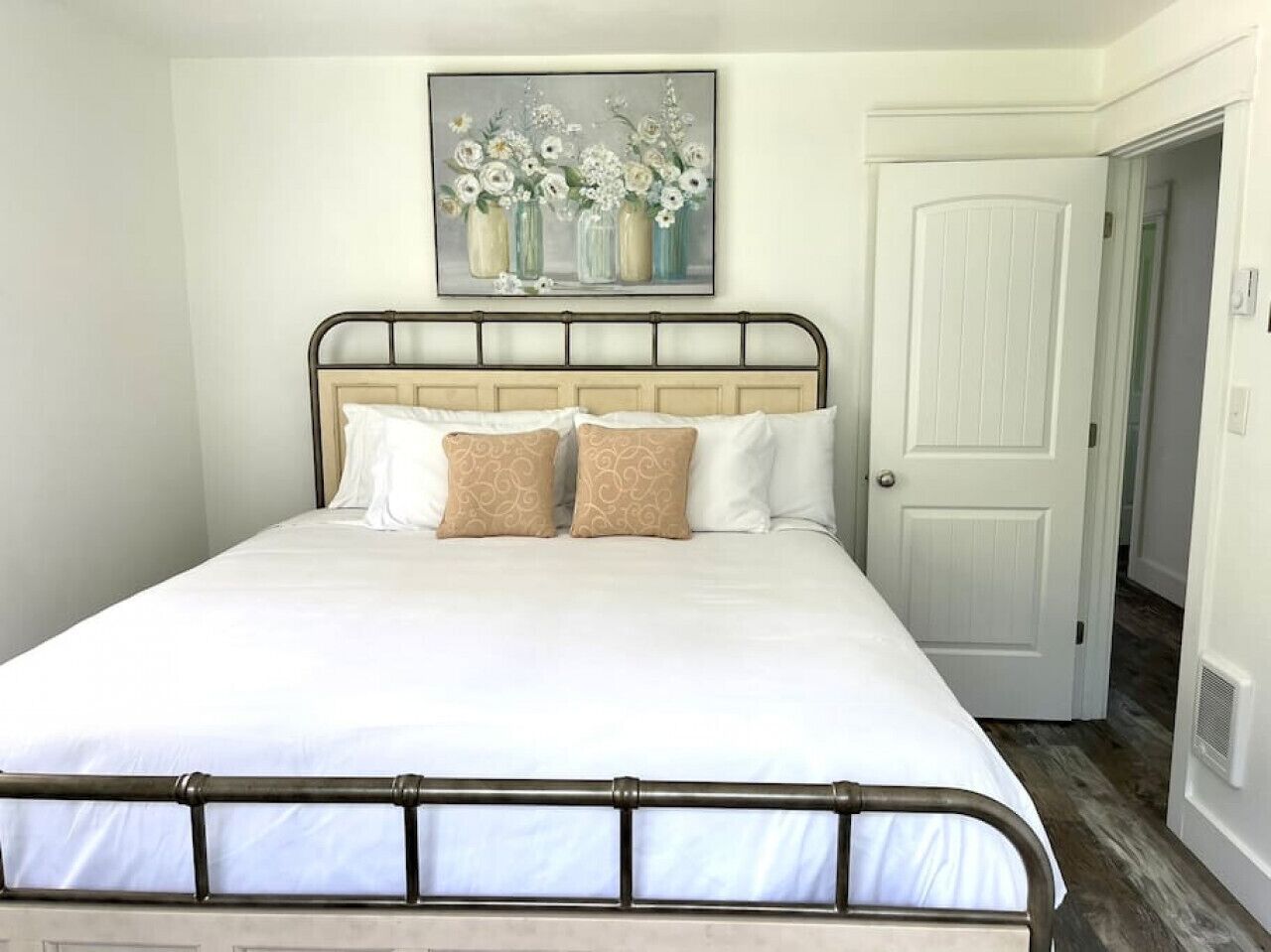 Riverside Farms- Farmhouse in Picturesque Valley