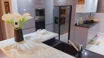 Mikrobølgeovn, oppvaskmaskin, kaffetrakter/tekoker og kjøkkenutstyr