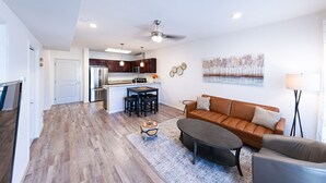 Eine moderne Wohnung mit Küche, Essbereich und Wohnzimmer.