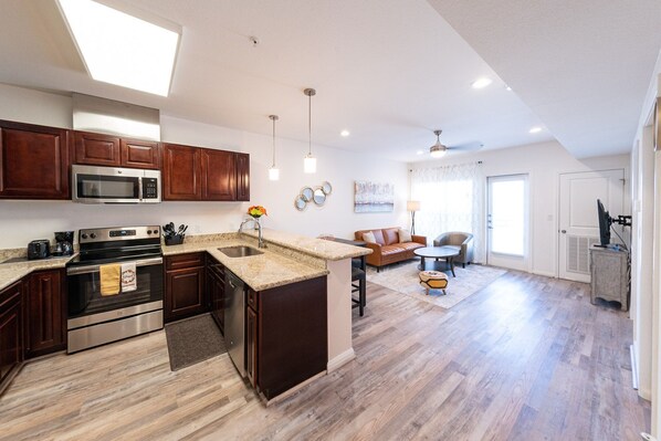 Refrigerador, microondas, horno y parrilla de estufa 