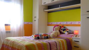 3 dormitorios, tabla de planchar con plancha, cuna de viaje