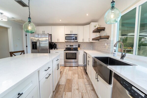 Fridge, microwave, oven, stovetop - Great Location Near Many Amenities (Cape Coral)