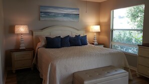 2 bedrooms, iron/ironing board, free WiFi, bed sheets -  Walk to Lake Sumter Landing! Golf cart included! (The Villages)