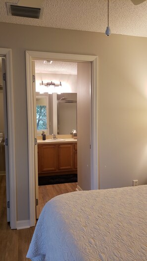 2 bedrooms, iron/ironing board, free WiFi, bed sheets -  Walk to Lake Sumter Landing! Golf cart included! (The Villages)