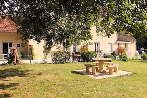 Gite in quiet hamlet by the canal, between Guédélon and Loire Valley