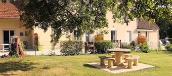 Gite in quiet hamlet by the canal, between Guédélon and Loire Valley