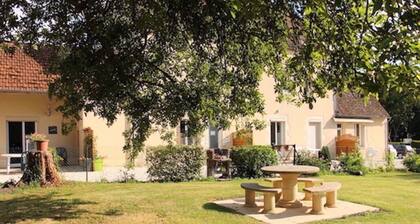 Gite in quiet hamlet by the canal, between Guédélon and Loire Valley