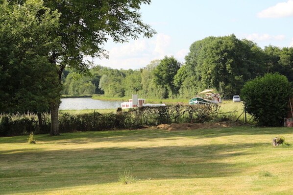 Property grounds - Gite in quiet hamlet by the canal, between Guédélon and Loire Valley (Ouzouer-sur-Trézée)