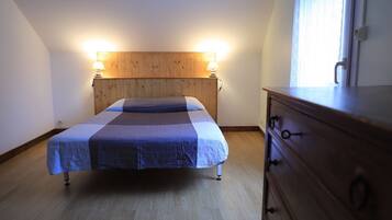 2 bedrooms, iron/ironing board, travel cot, free WiFi