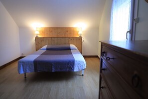 2 bedrooms, iron/ironing board, travel crib, free WiFi - Gite in quiet hamlet by the canal, between Guédélon and Loire Valley (Ouzouer-sur-Trézée)