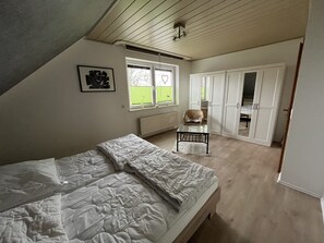 3 Schlafzimmer, Reisekinderbett, WLAN