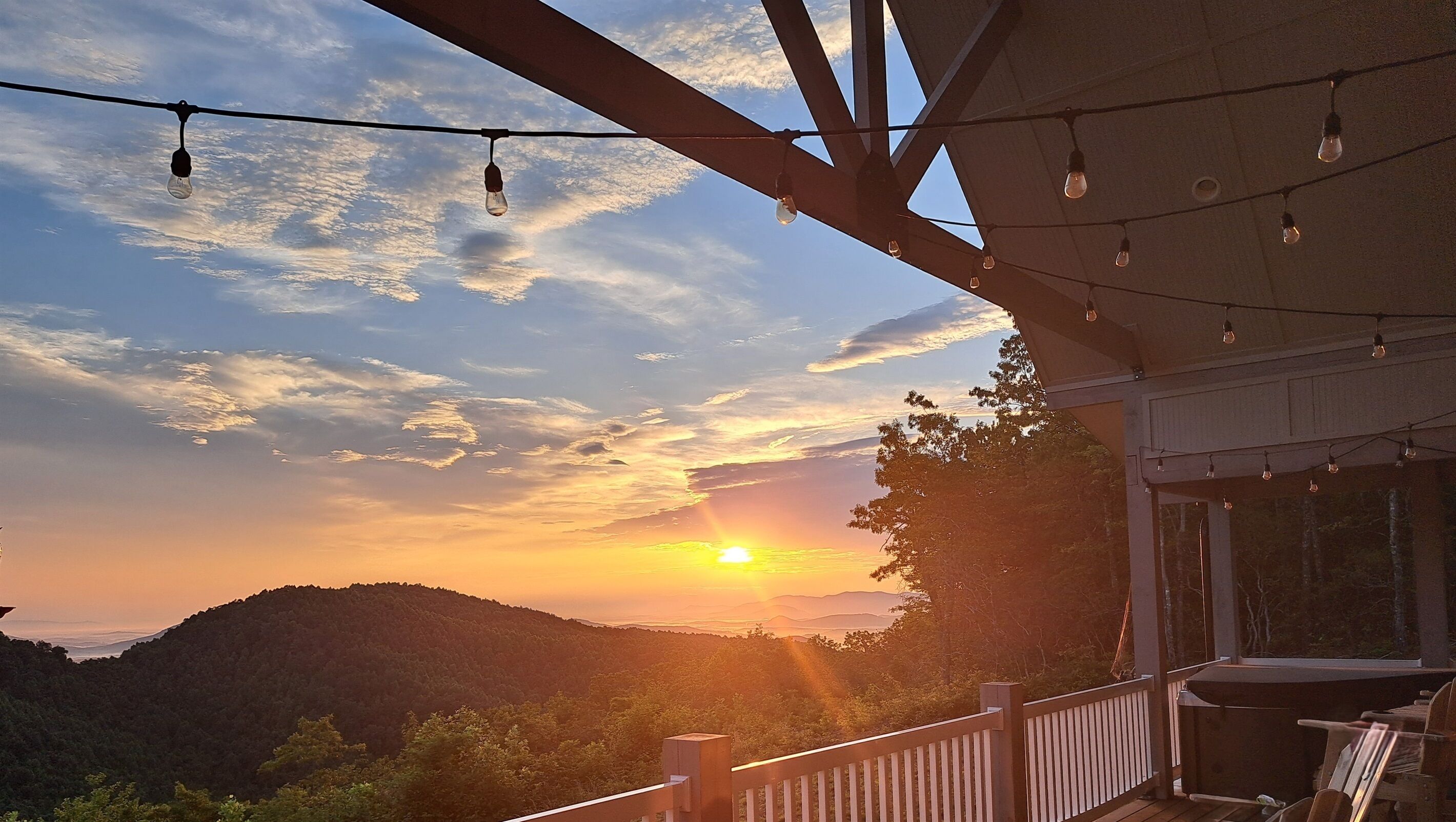 Blue Ridge Mountain Top Escape! WiFi, Hot Tub, Fireplace