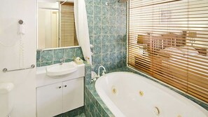 Dusche, Whirlpool, Haartrockner, Handtücher