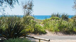 Property grounds - Sixteen at Cape View Escapes - perfect for couplles and families! (BROADWATER)