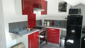 Réfrigérateur, micro-ondes, four, plaque de cuisson