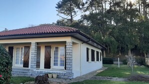 A single-story house with a tiled roof, a front porch, and a well-maintained garden. - MAISON DE MARITXU - Between beach and forest - Landes - Pays Basque (Tarnos)