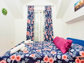 2 bedrooms, internet, bed sheets