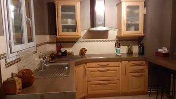 Een koelkast, een microgolfoven, een oven