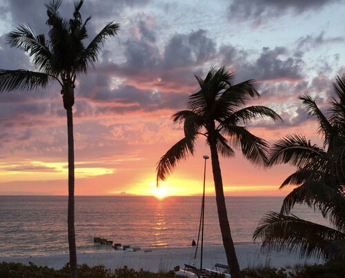 Enjoy a new construction home with heated salt pool close to everything Naples