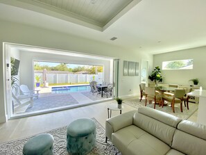 Smart-TV, videospill, bøker og stereoanlegg