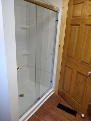 Regadera, toallas, papel de baño 