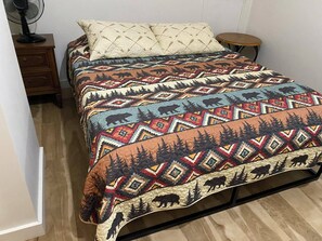 3 bedrooms, free WiFi, bed sheets - Remodeled 2020 Lake Cabin. (Mount Chase)
