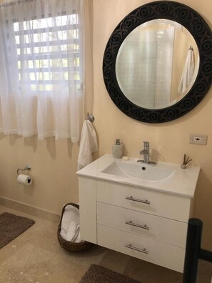 Dusche, Handtücher, Seife, Toilettenpapier