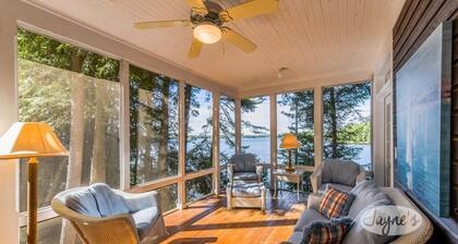 7Bed, 5Bath Cottage + 2Bed/1Bath Boat House on Lake Joseph!