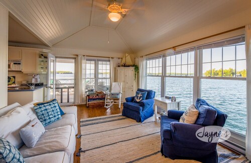 7Bed, 5Bath Cottage + 2Bed/1Bath Boat House on Lake Joseph!