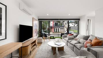 Smart TV, Netflix, tenis de mesa y libros