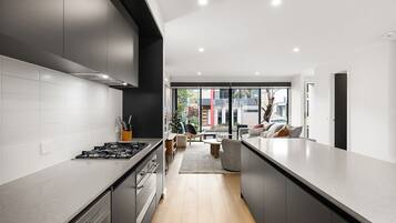 Refrigerador, microondas, horno y parrilla de estufa