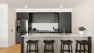 Refrigerador, microondas, horno y parrilla de estufa