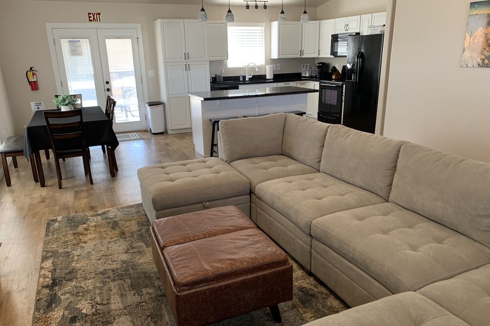 *ESCAPE to ZION* Hot Tub and RV Parking VERY CLEAN