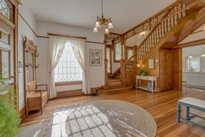 Interior - Gorgeous Victorian - Spacious, Elegant and Close to Restaurants and Train (Cañon City)