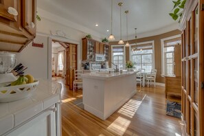 Interior - Gorgeous Victorian - Spacious, Elegant and Close to Restaurants and Train (Cañon City)