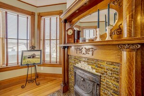 Interior - Gorgeous Victorian - Spacious, Elegant and Close to Restaurants and Train (Cañon City)