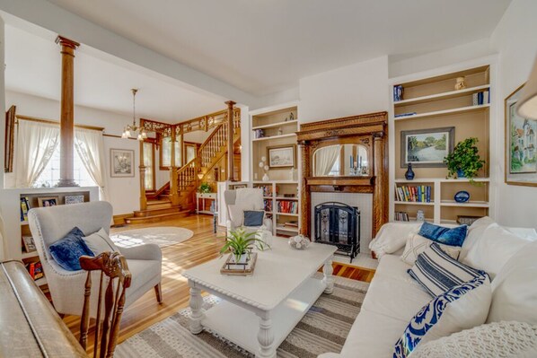 TV - Gorgeous Victorian - Spacious, Elegant and Close to Restaurants and Train (Cañon City)