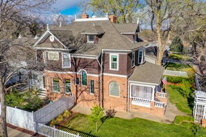 Exterior - Gorgeous Victorian - Spacious, Elegant and Close to Restaurants and Train (Cañon City)