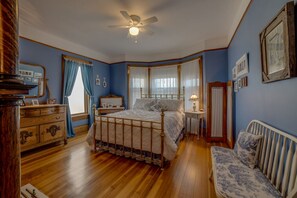 Iron/ironing board, WiFi, bed sheets - Gorgeous Victorian - Spacious, Elegant and Close to Restaurants and Train (Cañon City)