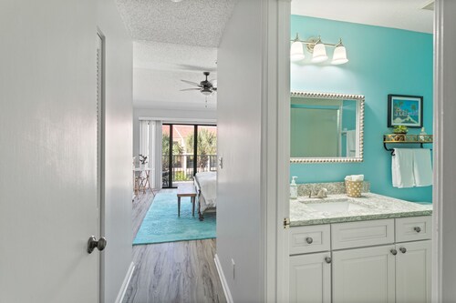 Beautiful 2BR 2.5BA Ocean View Condo - The Perfect Beach Getaway!