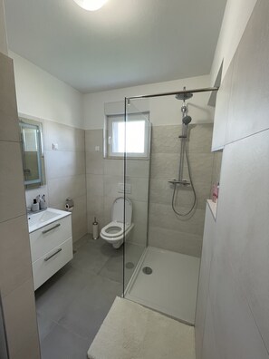 Een douche, een haardroger, handdoeken, zeep