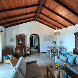 Téléviseur connecté, lecteur de DVD, table de ping-pong, chaßne audio