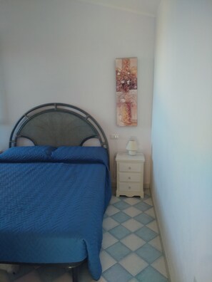1 chambre, fer et planche à repasser, draps fournis