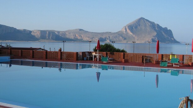 A swimming pool with a view of mountains and the sea. - Happy Camp in El Bahira Camping Village (San Vito Lo Capo)