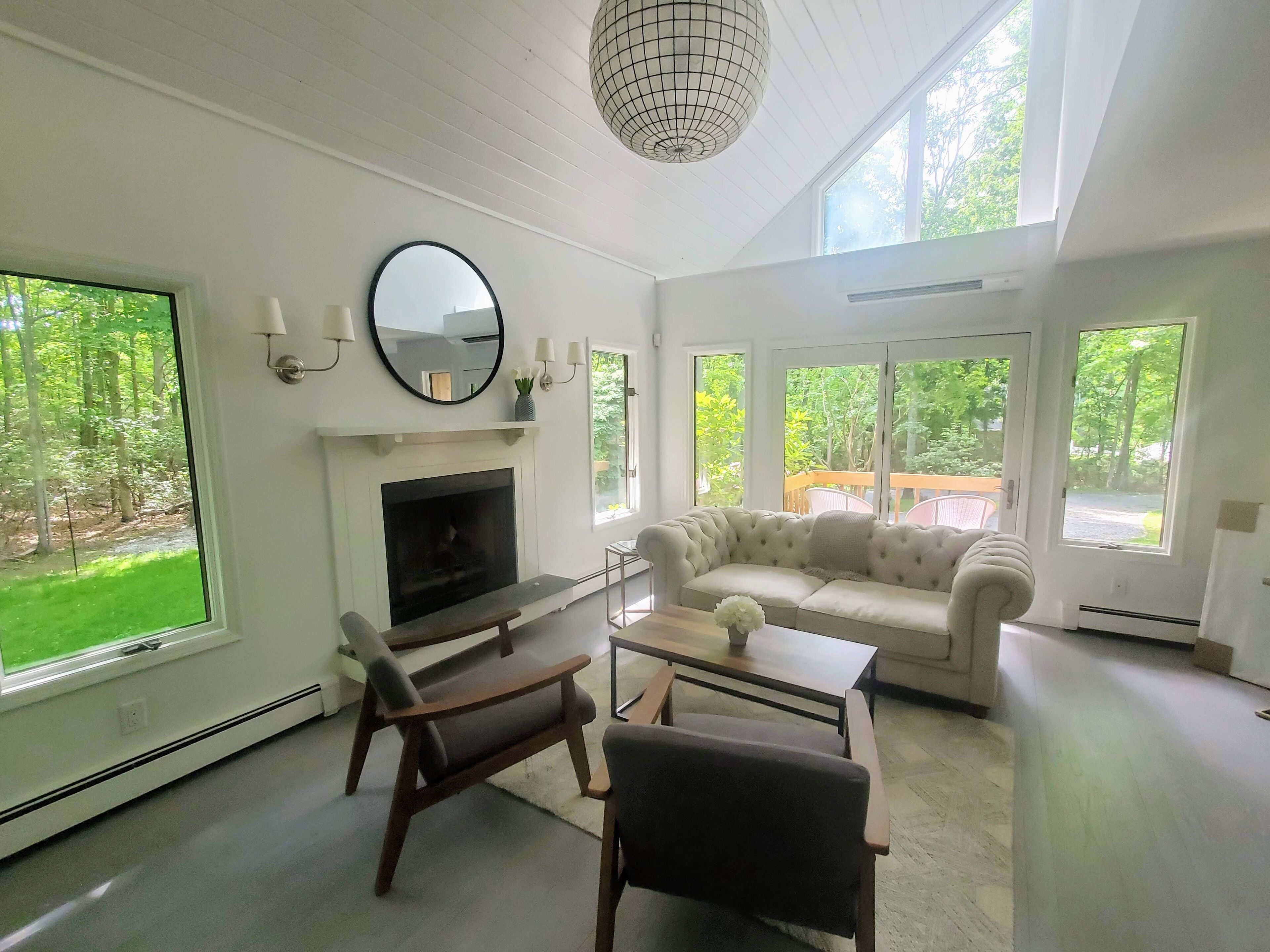 Southampton Stunner: Modern & Bright, Pool, Beach & More!