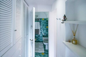 Regadera, secadora de cabello, bidet, toallas 